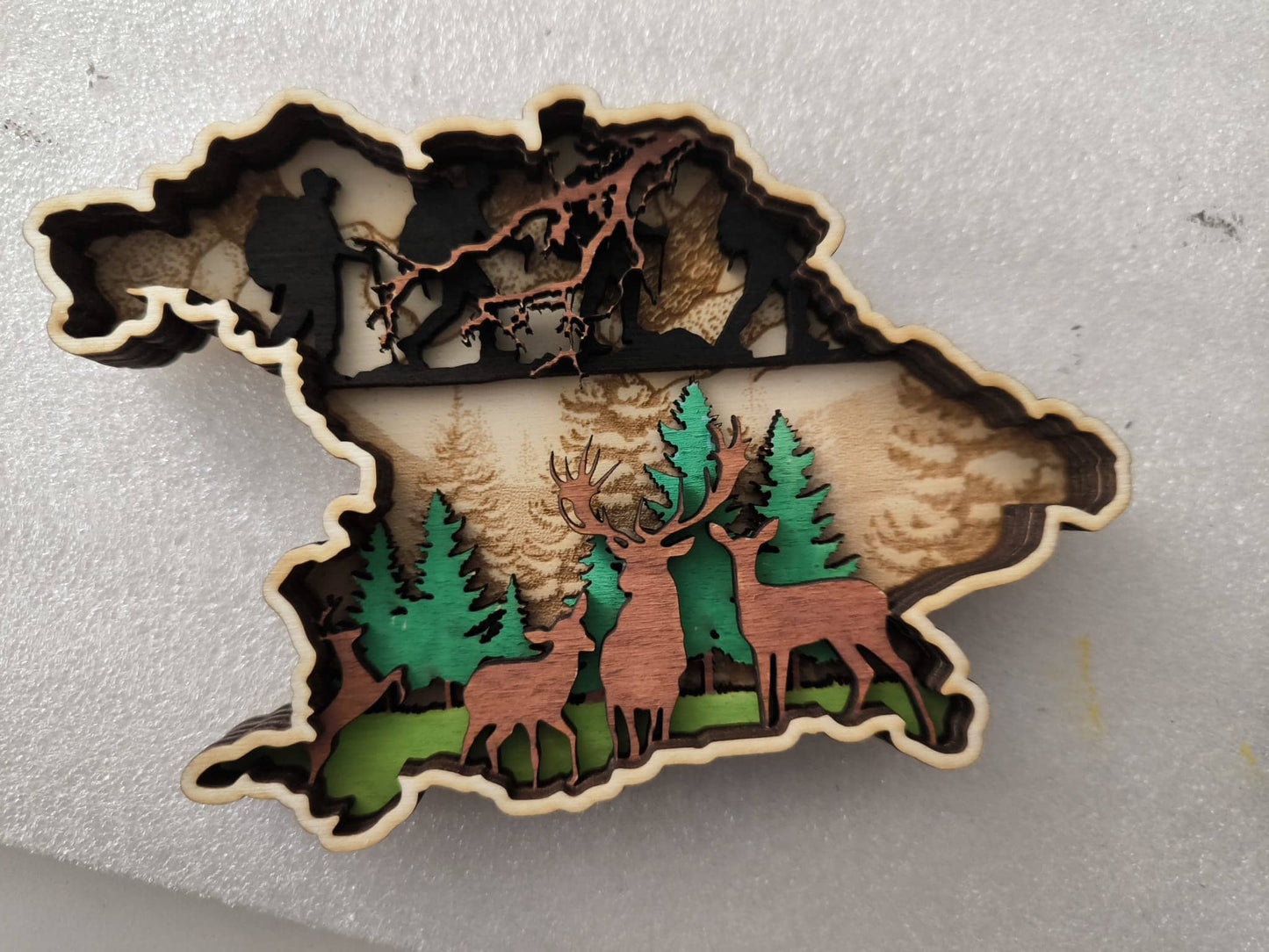 3D Holzdeko Hirsch mit filigranen Waldmotiven und detailreichen Tieren in verschiedenen Farben