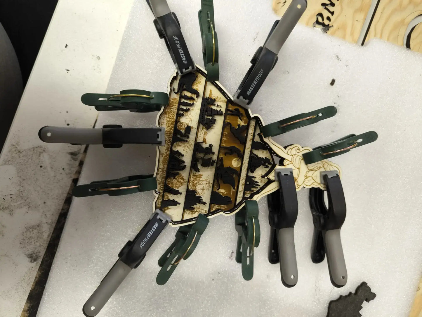 3D Holzdeko Prinzessin personalisiert in der Werkstatt mit Klemmen fixiert