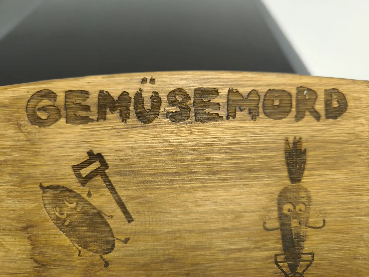 Graviertes Schneidebrett Gemüsemord