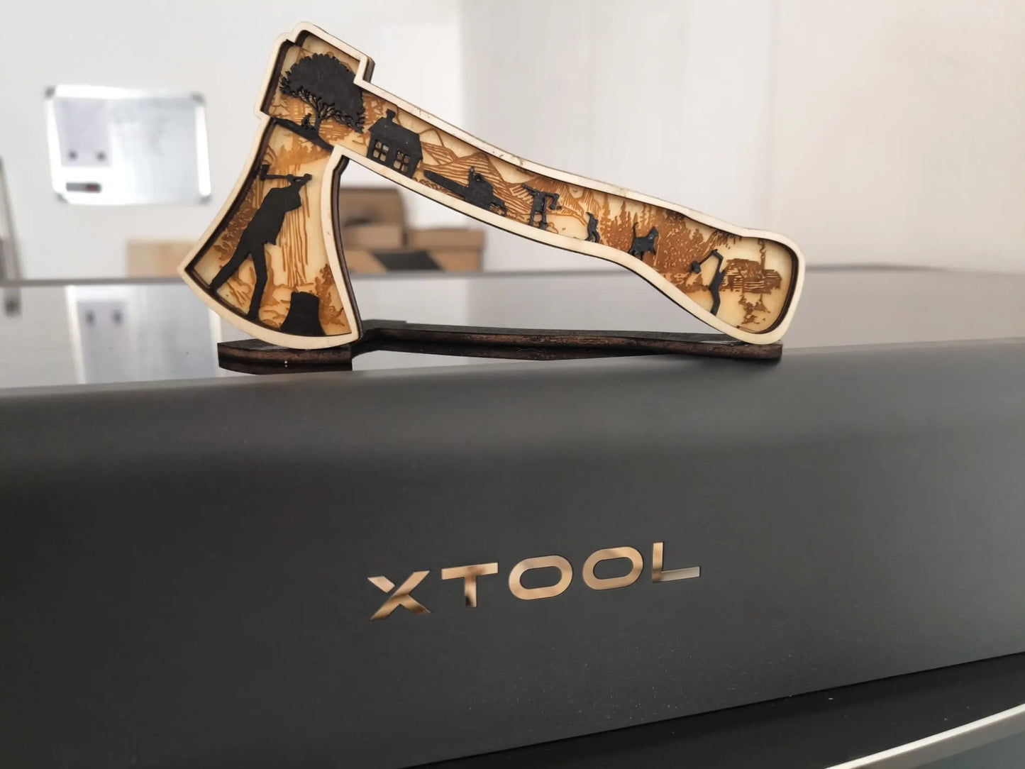 3D Holzdeko Axt im Wald