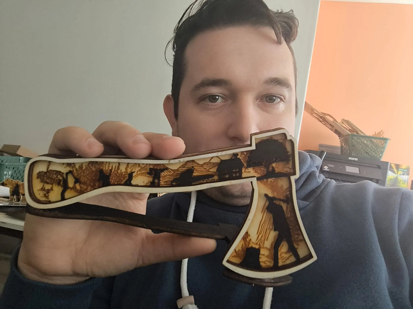 3D Holzdeko Axt im Wald