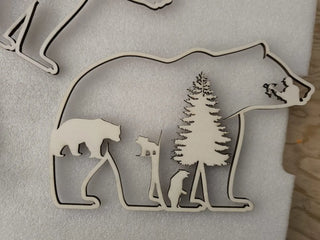 3D Holzdeko Bär mit stilisierten Tieren und Baum für dekorative Zwecke