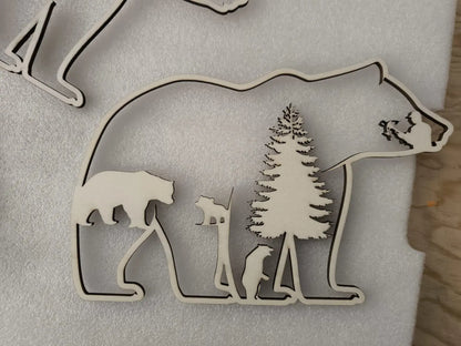 3D Holzdeko Bär mit stilisierten Tieren und Baum für dekorative Zwecke