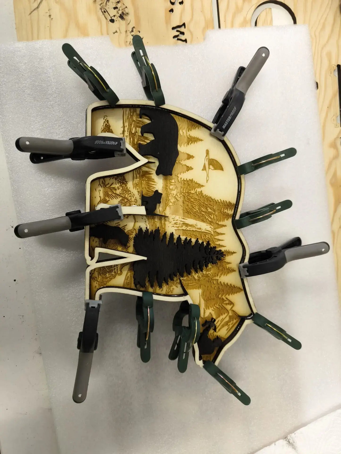 3D Holzdeko Bär mit detaillierter Landschaftsgravur und Klemmen zur Befestigung