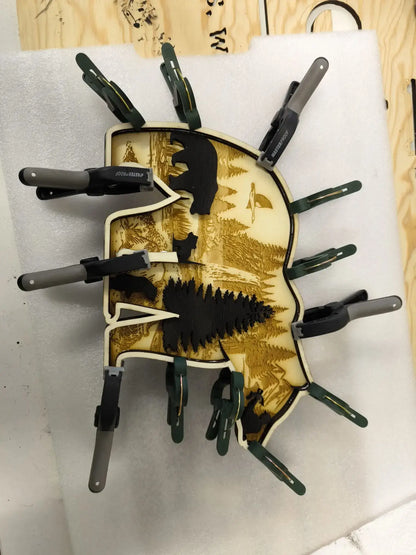3D Holzdeko Bär mit detaillierter Landschaftsgravur und Klemmen zur Befestigung
