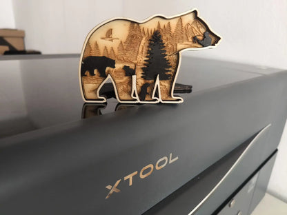 3D Holzdeko Bär mit Waldmotiven und geprägtem Design auf einem schwarzen Tisch präsentiert