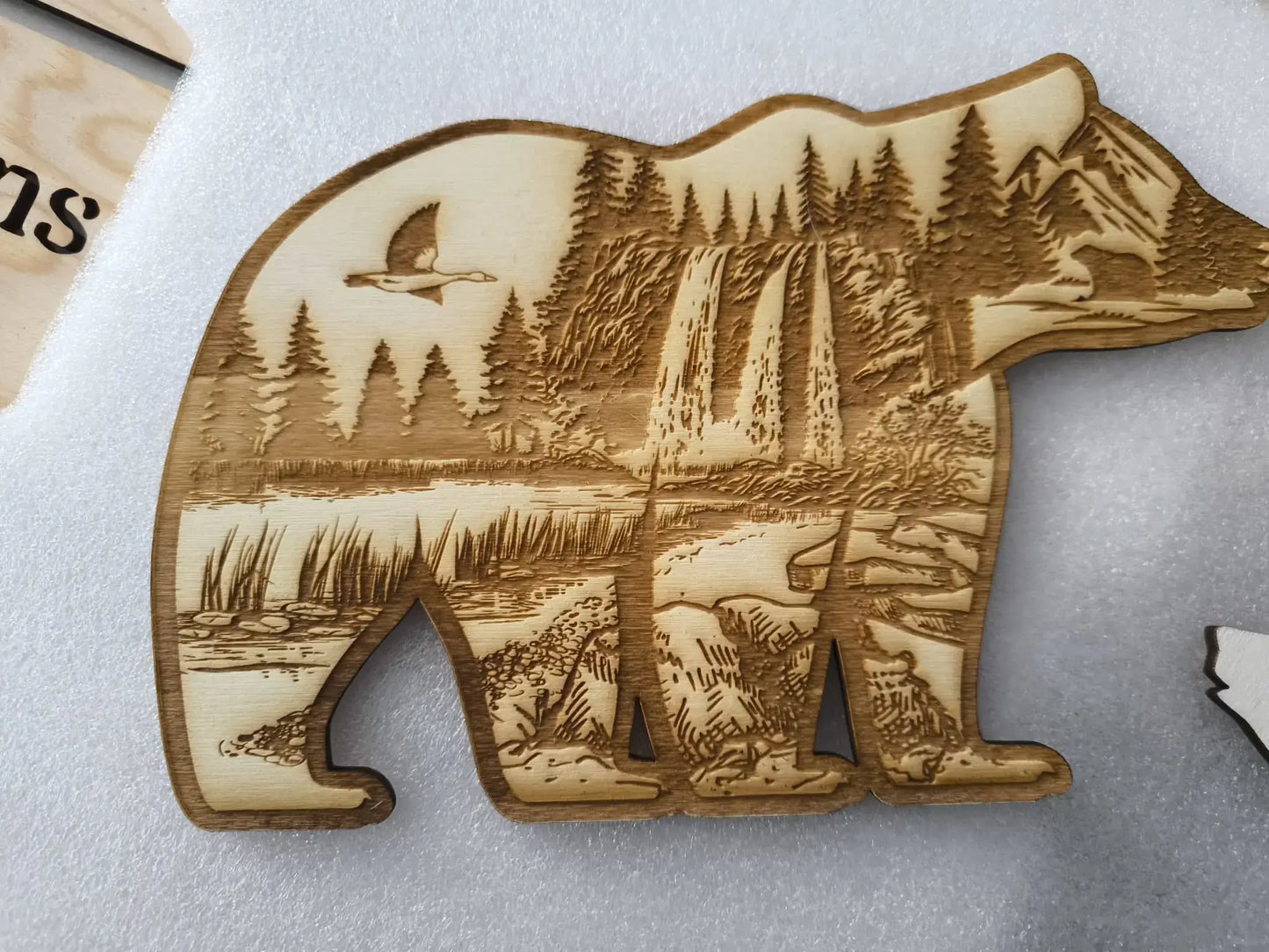 3D Holzdeko Bär mit detaillierter Waldlandschaft und Wasserfall, ideal für Naturfreunde