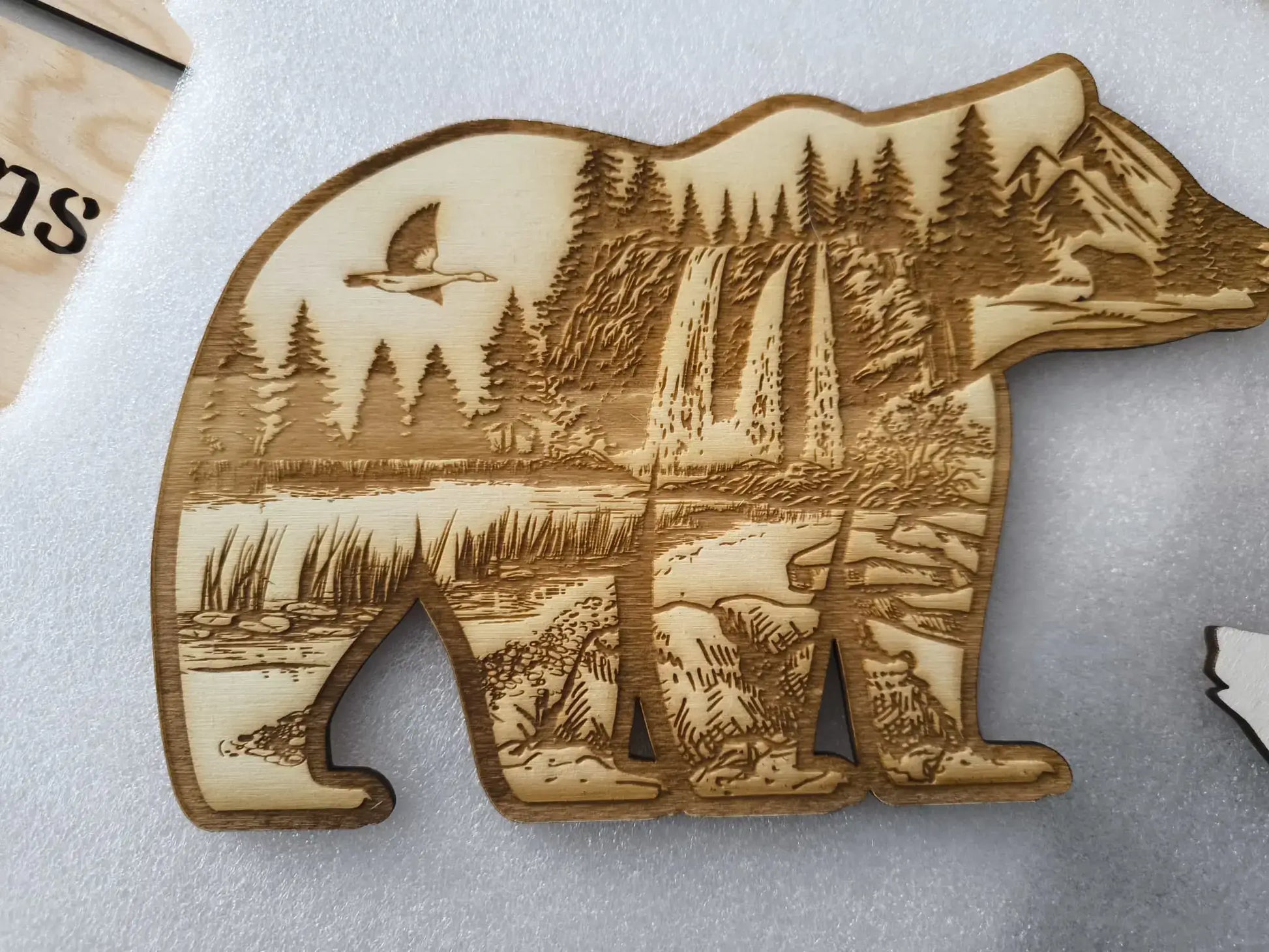 3D Holzdeko Bär mit detaillierter Waldlandschaft und Wasserfall, ideal für Naturfreunde