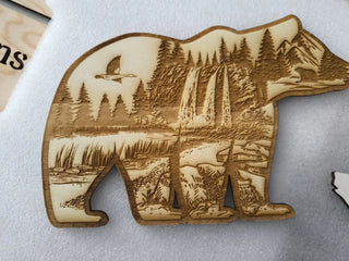 3D Holzdeko Bär mit detaillierter Waldlandschaft und Wasserfall, ideal für Naturfreunde