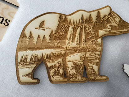 3D Holzdeko Bär mit detaillierter Waldlandschaft und Wasserfall, ideal für Naturfreunde