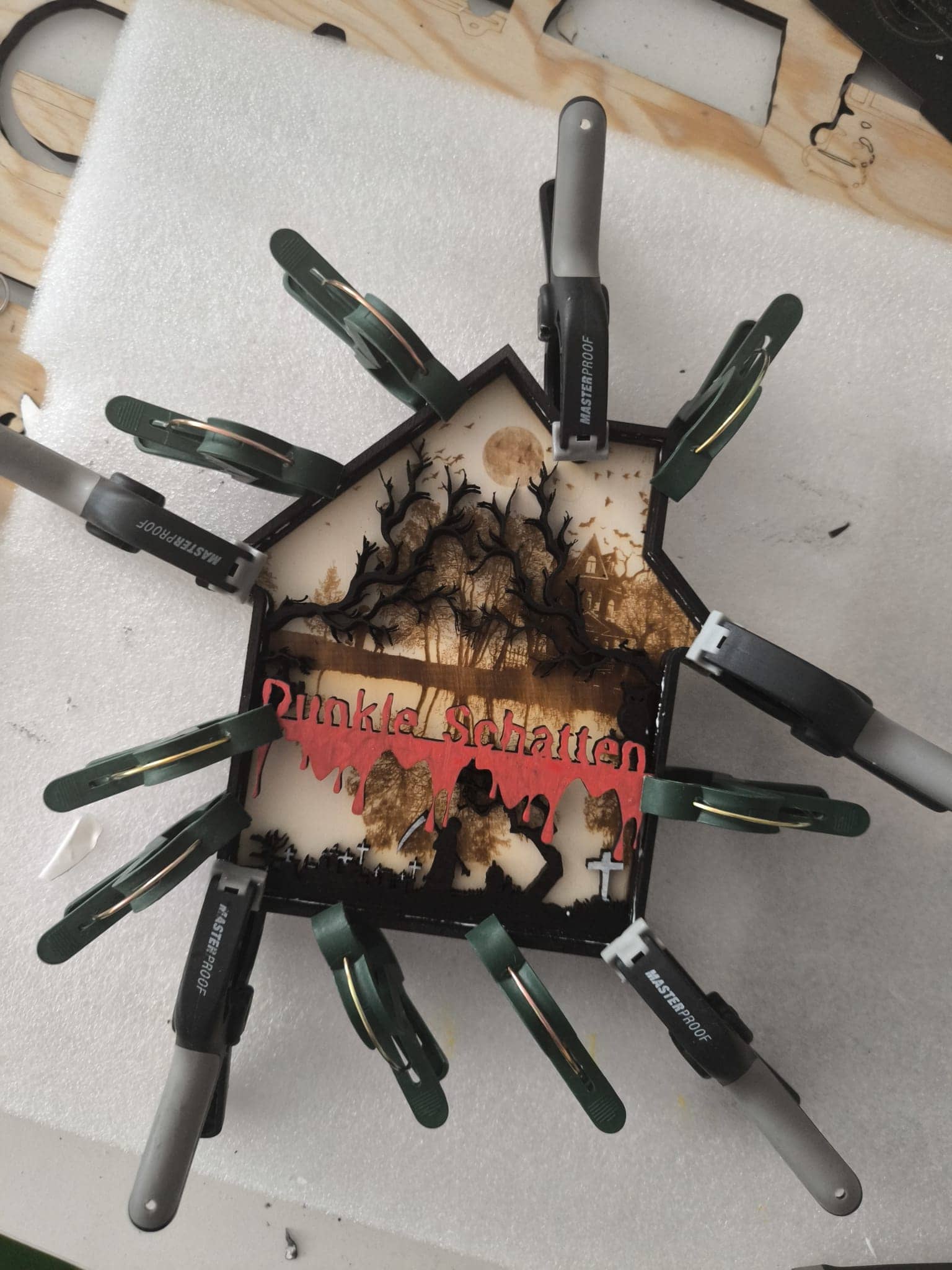 3D Holzdeko Gruselhaus mit gruseligen Motiven, fixiert mit Klammern für die perfekte Dekoration