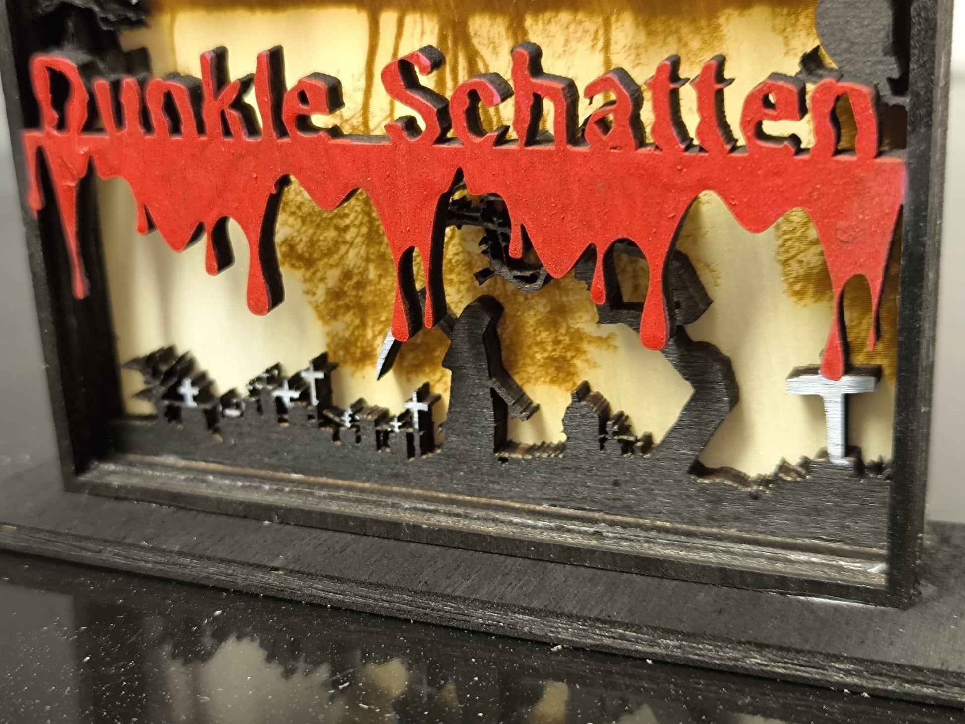 3D Holzdeko Gruselhaus mit blutigen Schriftzügen und Gräber-Silhouetten für Halloween-Deko