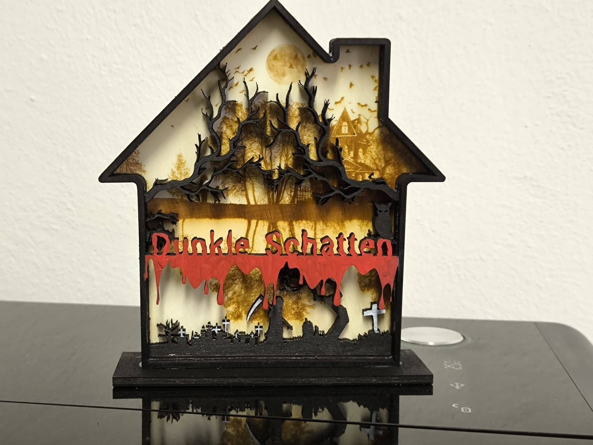 3D Holzdeko Gruselhaus mit gruseligen Details und blutrotem Schriftzug Dunkle Schatten