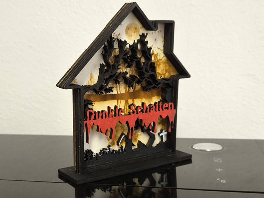 3D Holzdeko Gruselhaus mit filigranen Details und gruseligen Motiven für Halloween-Dekoration