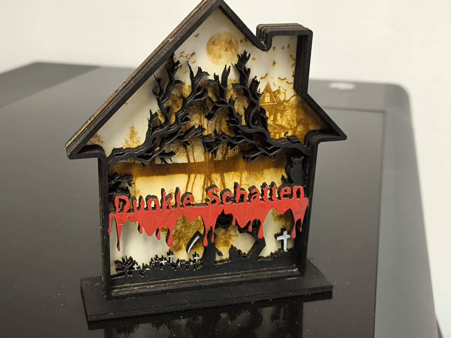 3D Holzdeko Gruselhaus mit eindrucksvollem Design und blutroten Details für Halloween-Dekoration