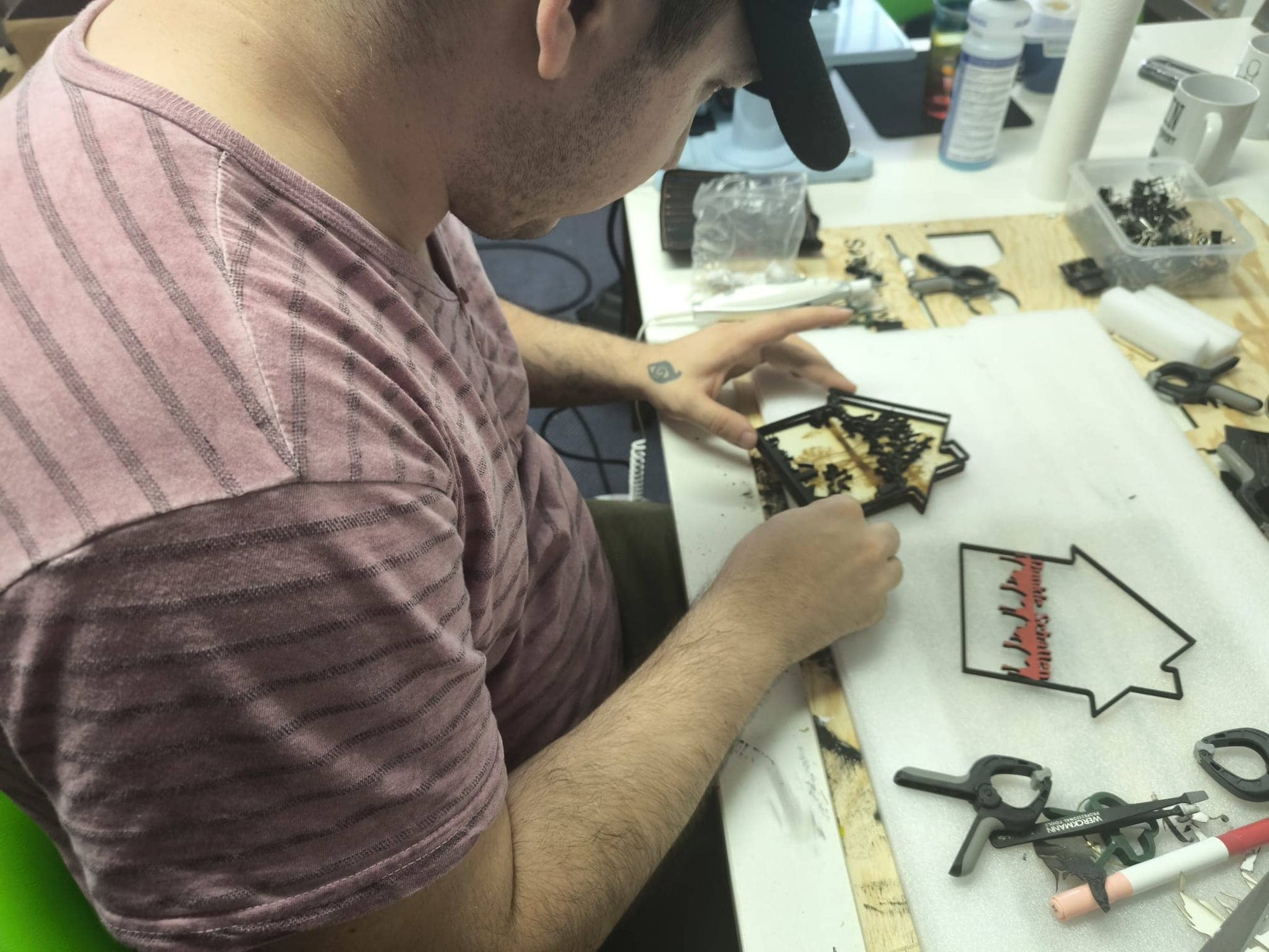 Künstler bei der Fertigung einer 3D Holzdeko Gruselhaus mit präzisem Detail und handwerklicher Präzision