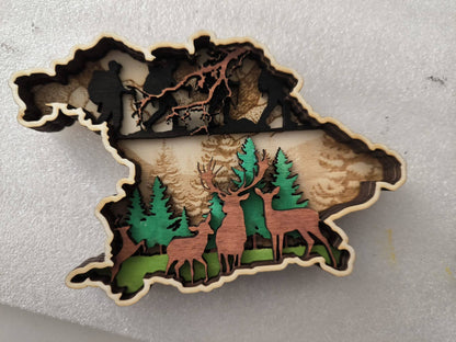 3D Holzdeko Hirsch mit filigranen Waldmotiven und detailreichen Tieren in verschiedenen Farben