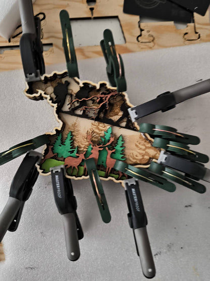 3D Holzdeko Hirsch mit eingearbeitetem Walddesign und farbigen Details während des Trocknungsprozesses