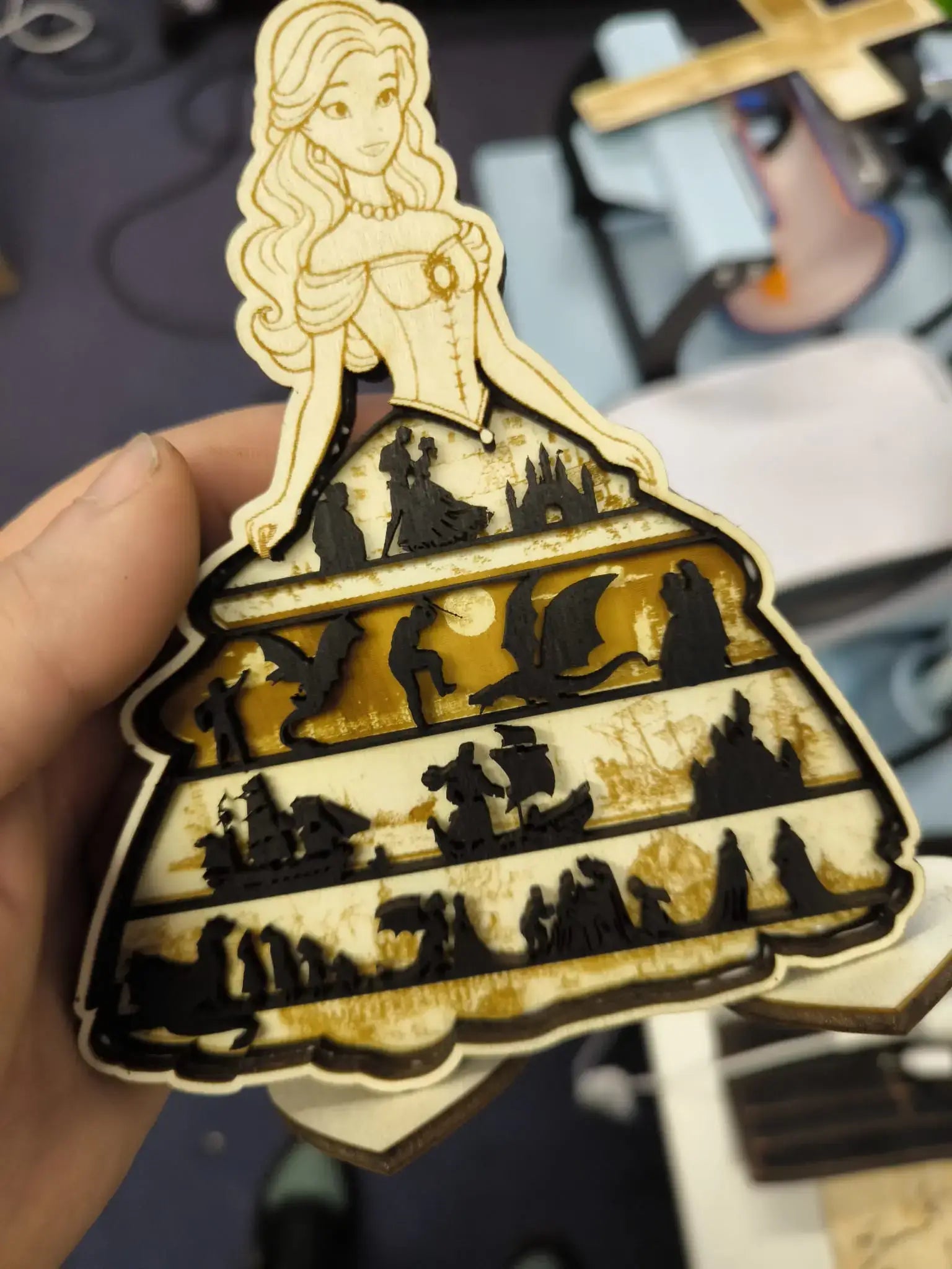 3D Holzdeko Prinzessin personalisiert mit kunstvollem Design und detailreichen Silhouetten von Märchenszenen