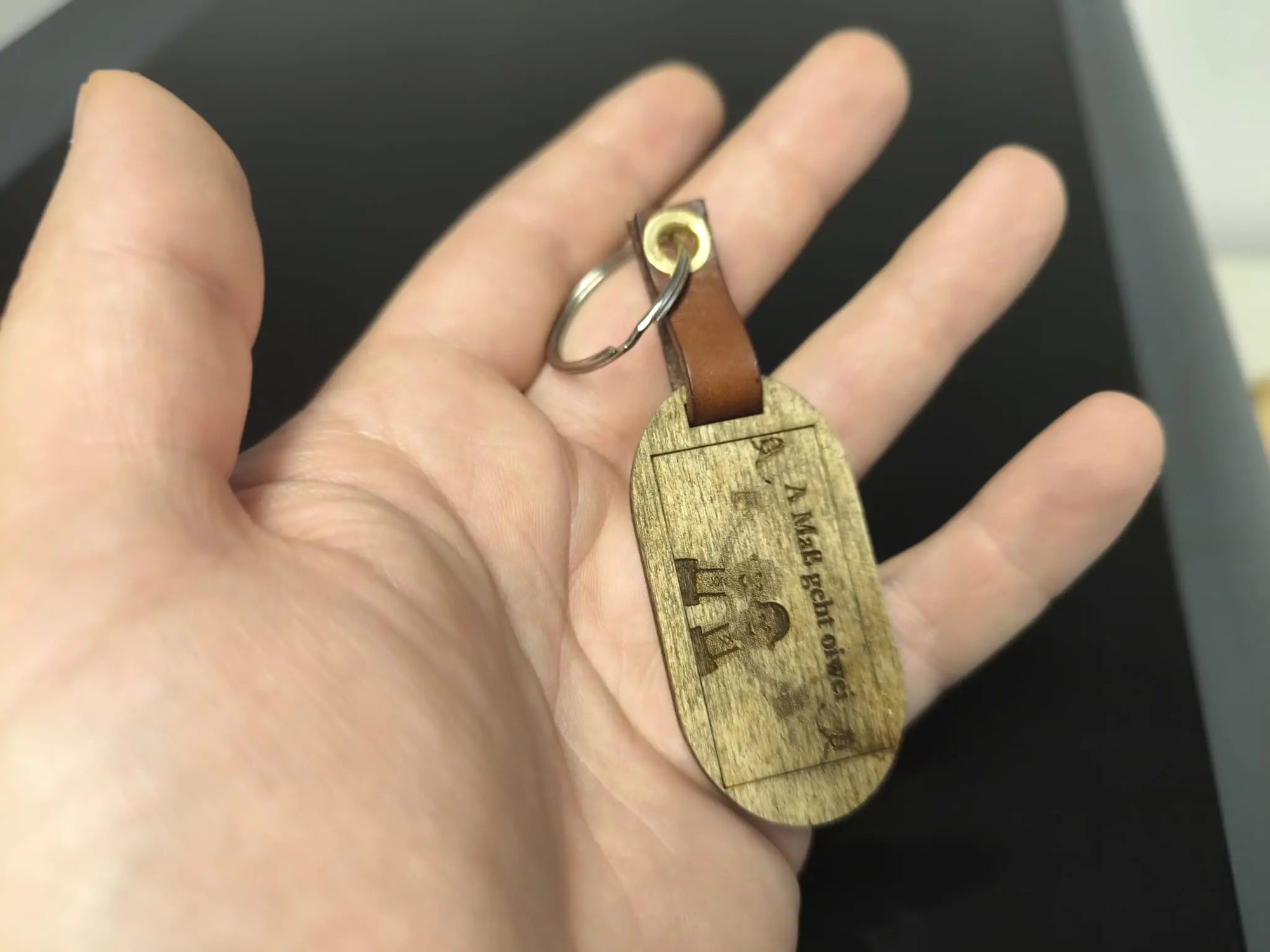 Holzschlüsselanhänger Maß Bier – Gravur ‚A Maß geht oiwei‘ aus Pappelsperrholz