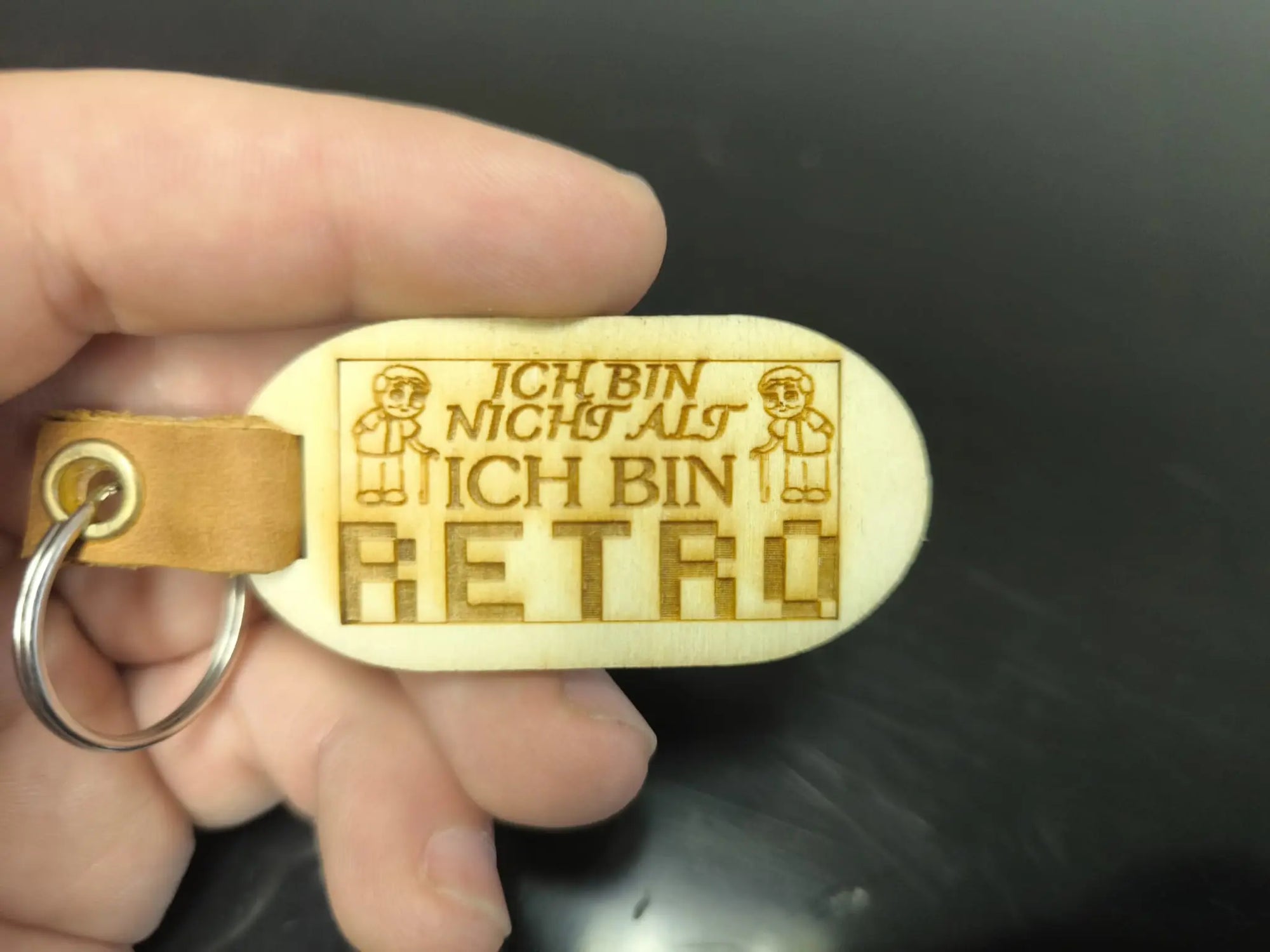 Holzschlüsselanhänger Retro – Gravur ‚Ich bin nicht alt, ich bin retro‘ aus Pappelsperrholz