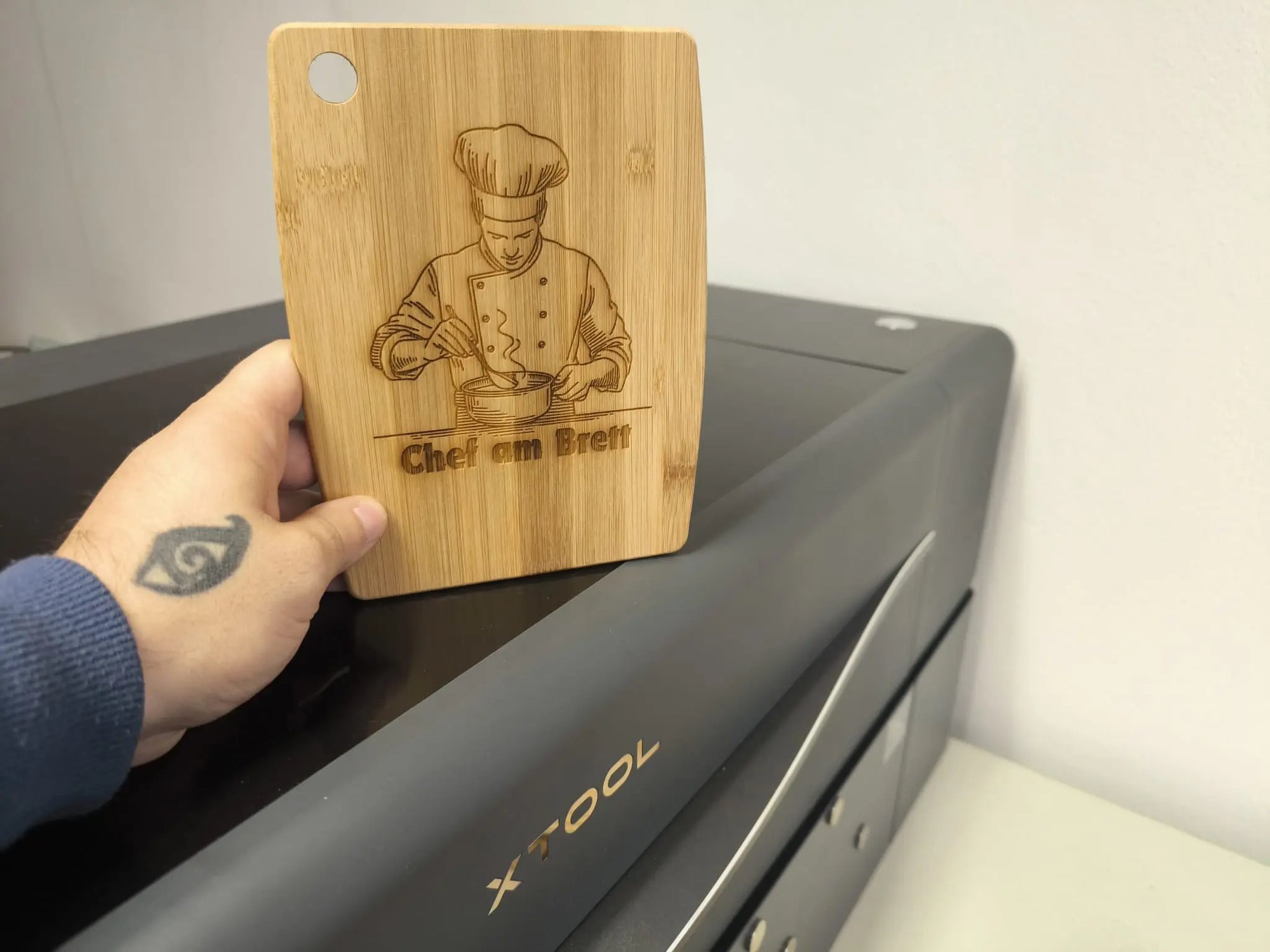Graviertes Schneidebrett Chef am Brett – Bambusbrett mit Koch Gravur
