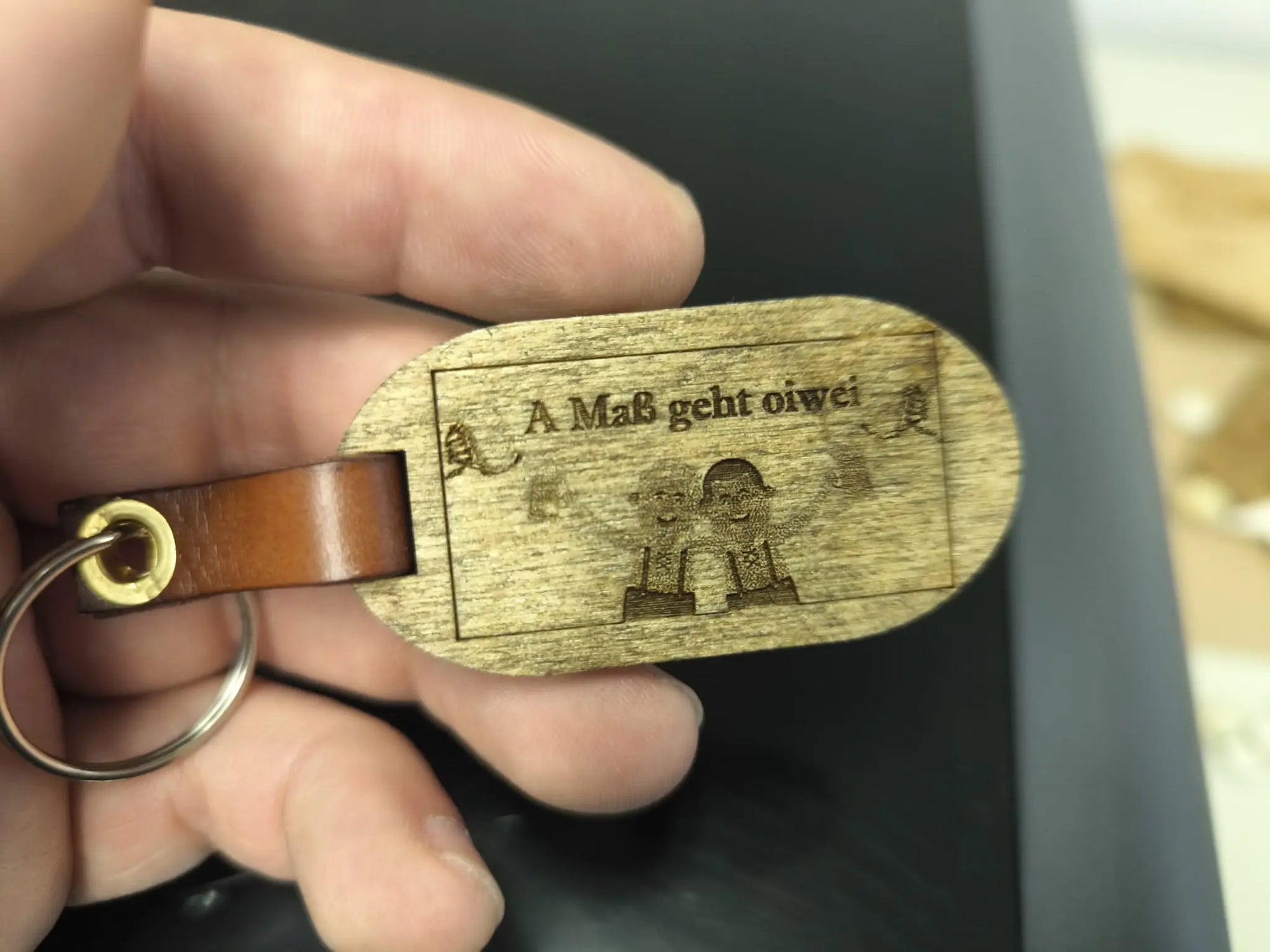 Holzschlüsselanhänger Maß Bier – Gravur ‚A Maß geht oiwei‘ aus Pappelsperrholz