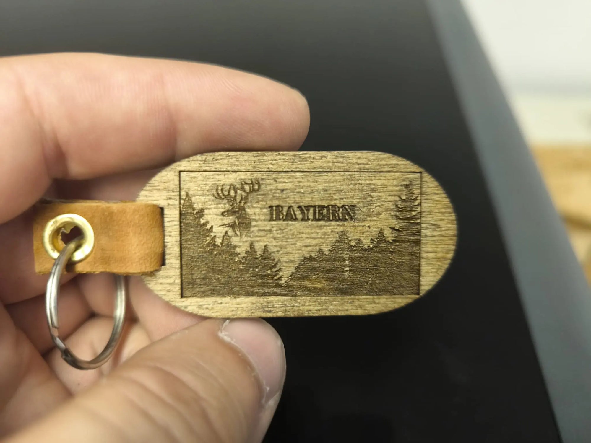 Holzschlüsselanhänger Bayern – Gravur Hirsch Waldmotiv aus Pappelsperrholz
