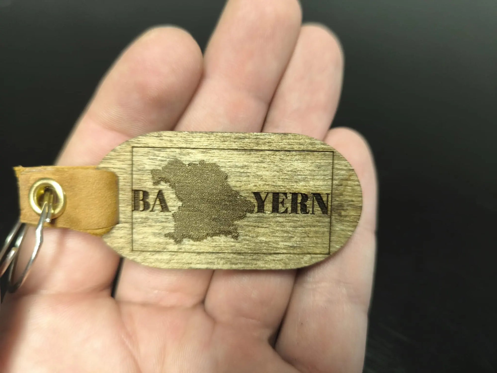 Holzschlüsselanhänger Bayern – Gravur Schlüsselanhänger mit Bayern-Karte aus Pappelsperrholz