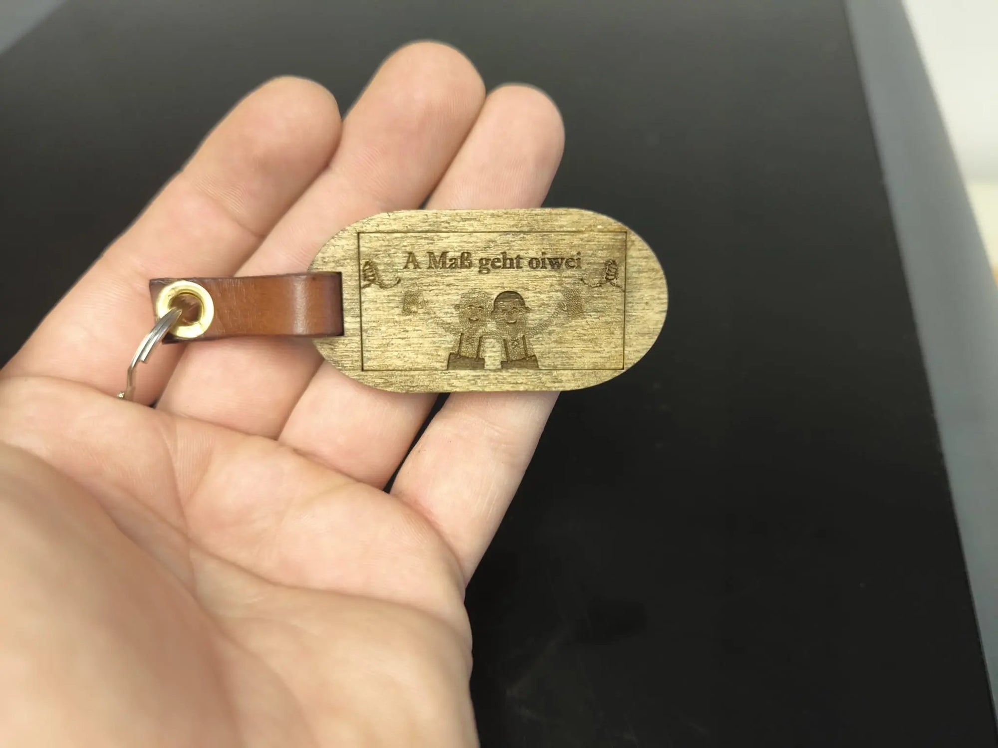Holzschlüsselanhänger Maß Bier – Gravur ‚A Maß geht oiwei‘ aus Pappelsperrholz