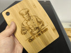 Graviertes Schneidebrett Chef am Brett – Bambusbrett mit Koch Gravur