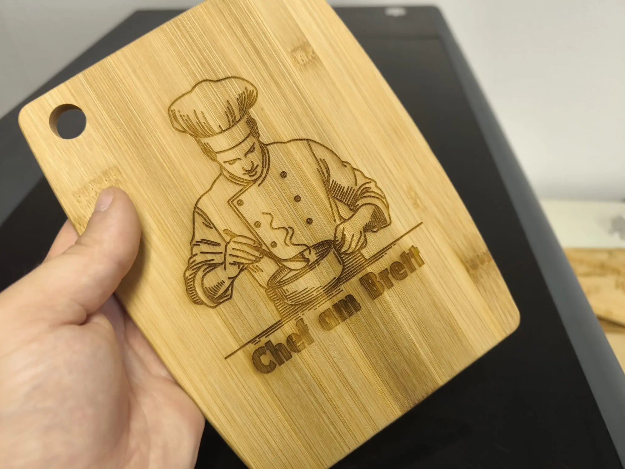 Graviertes Schneidebrett Chef am Brett – Bambusbrett mit Koch Gravur