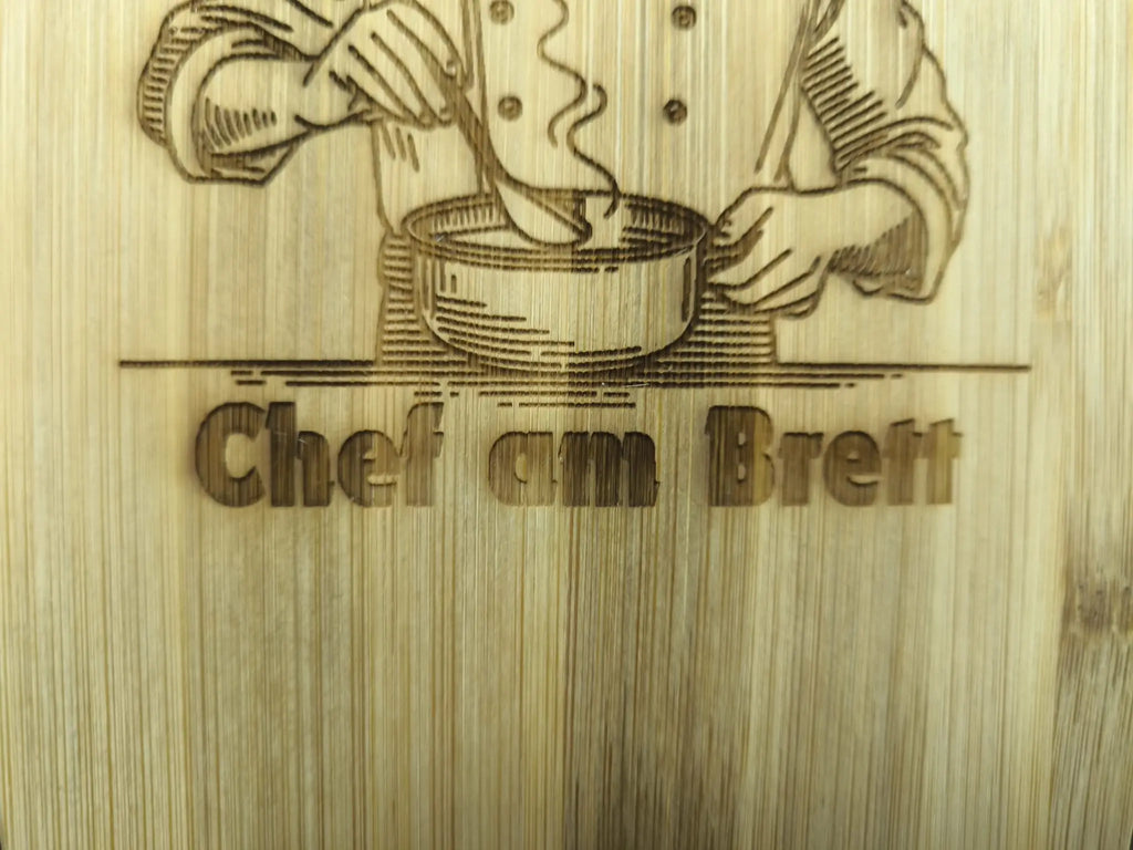 Graviertes Schneidebrett Chef am Brett – Bambusbrett mit Koch Gravur