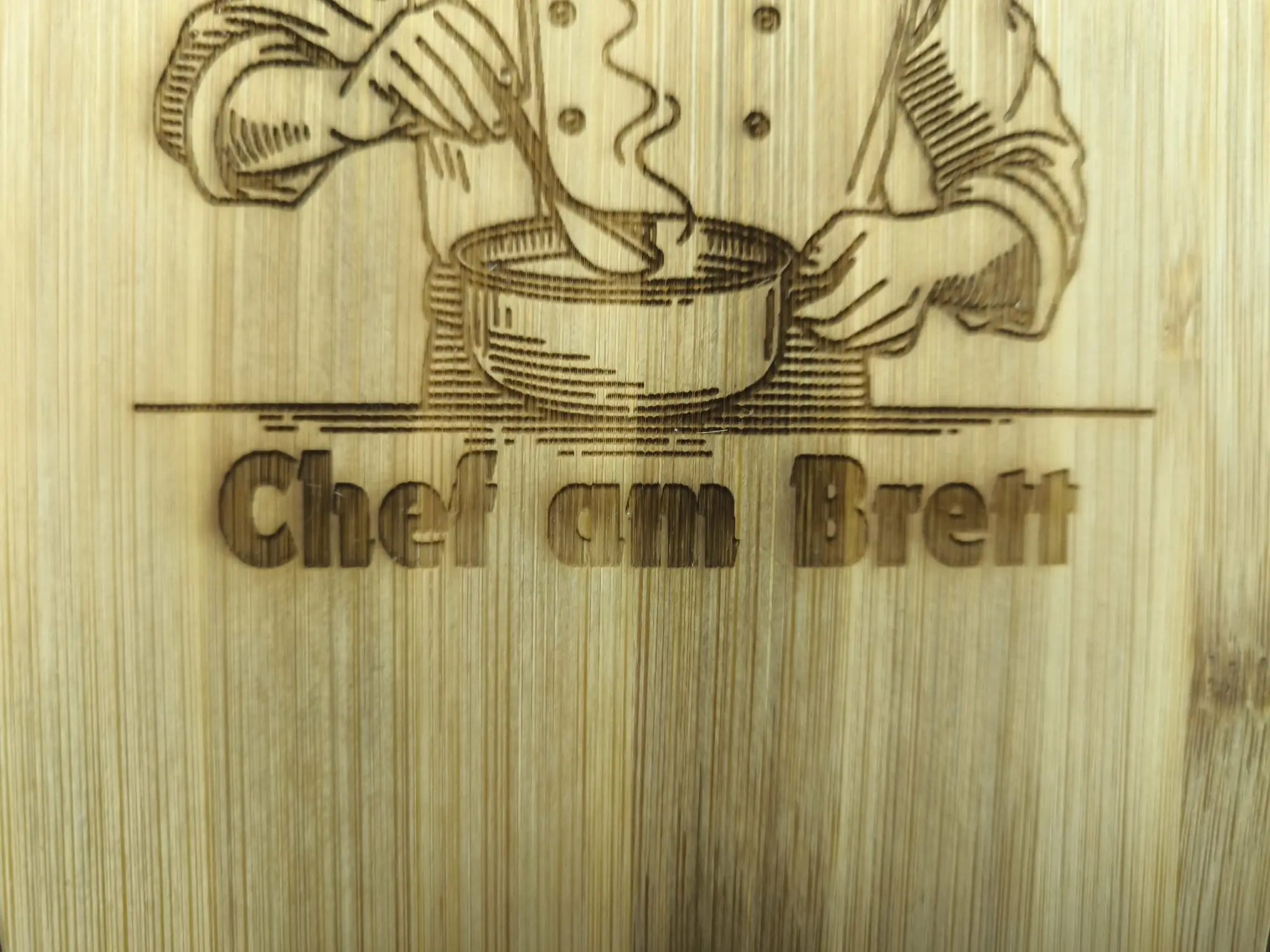 Graviertes Schneidebrett Chef am Brett – Bambusbrett mit Koch Gravur
