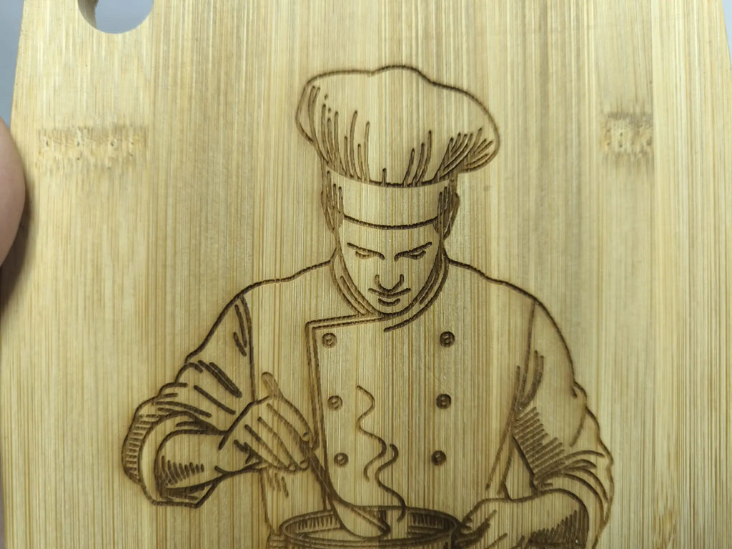 Graviertes Schneidebrett Chef am Brett – Bambusbrett mit Koch Gravur