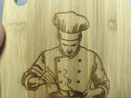 Graviertes Schneidebrett Chef am Brett – Bambusbrett mit Koch Gravur