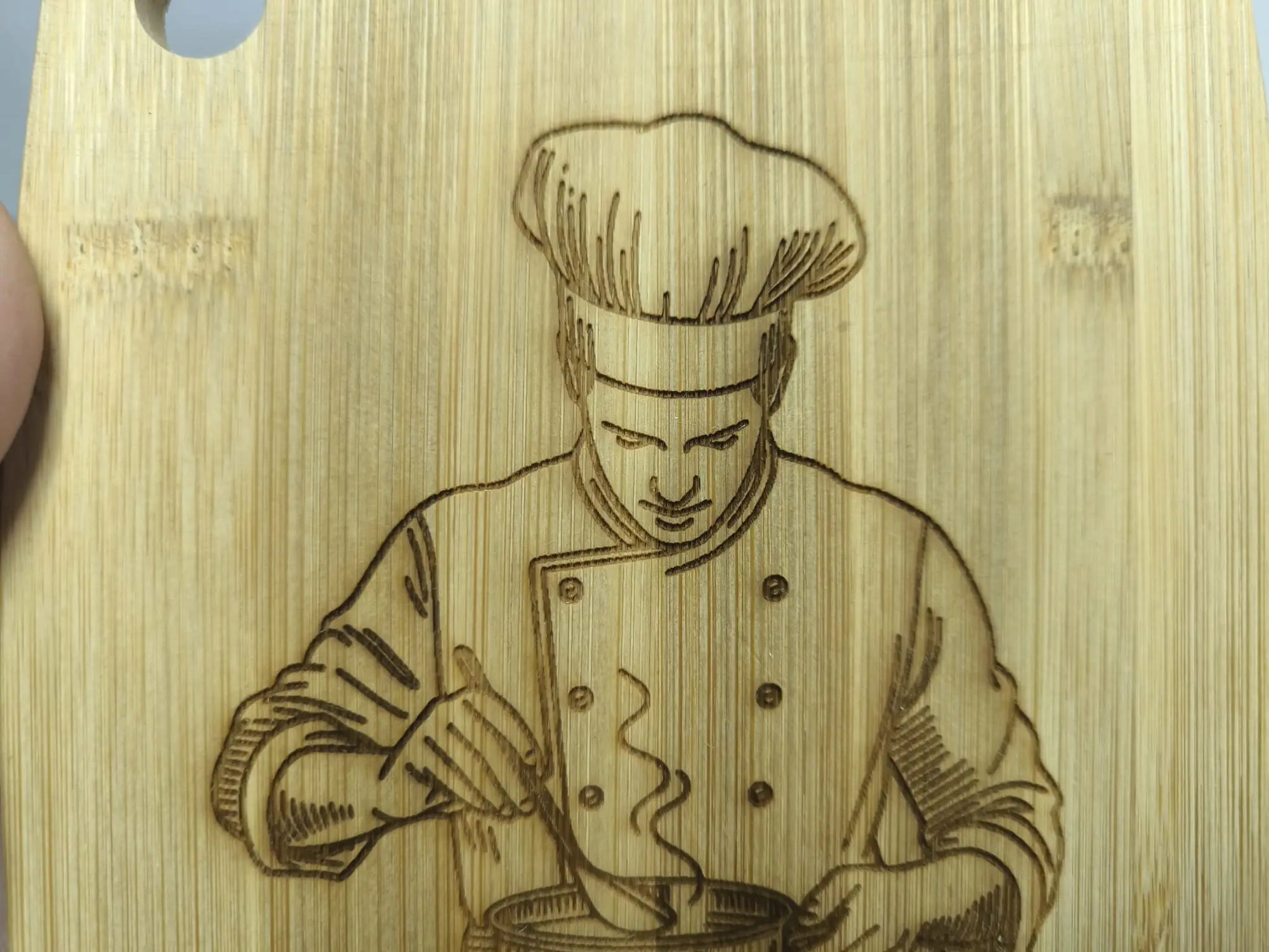 Graviertes Schneidebrett Chef am Brett – Bambusbrett mit Koch Gravur