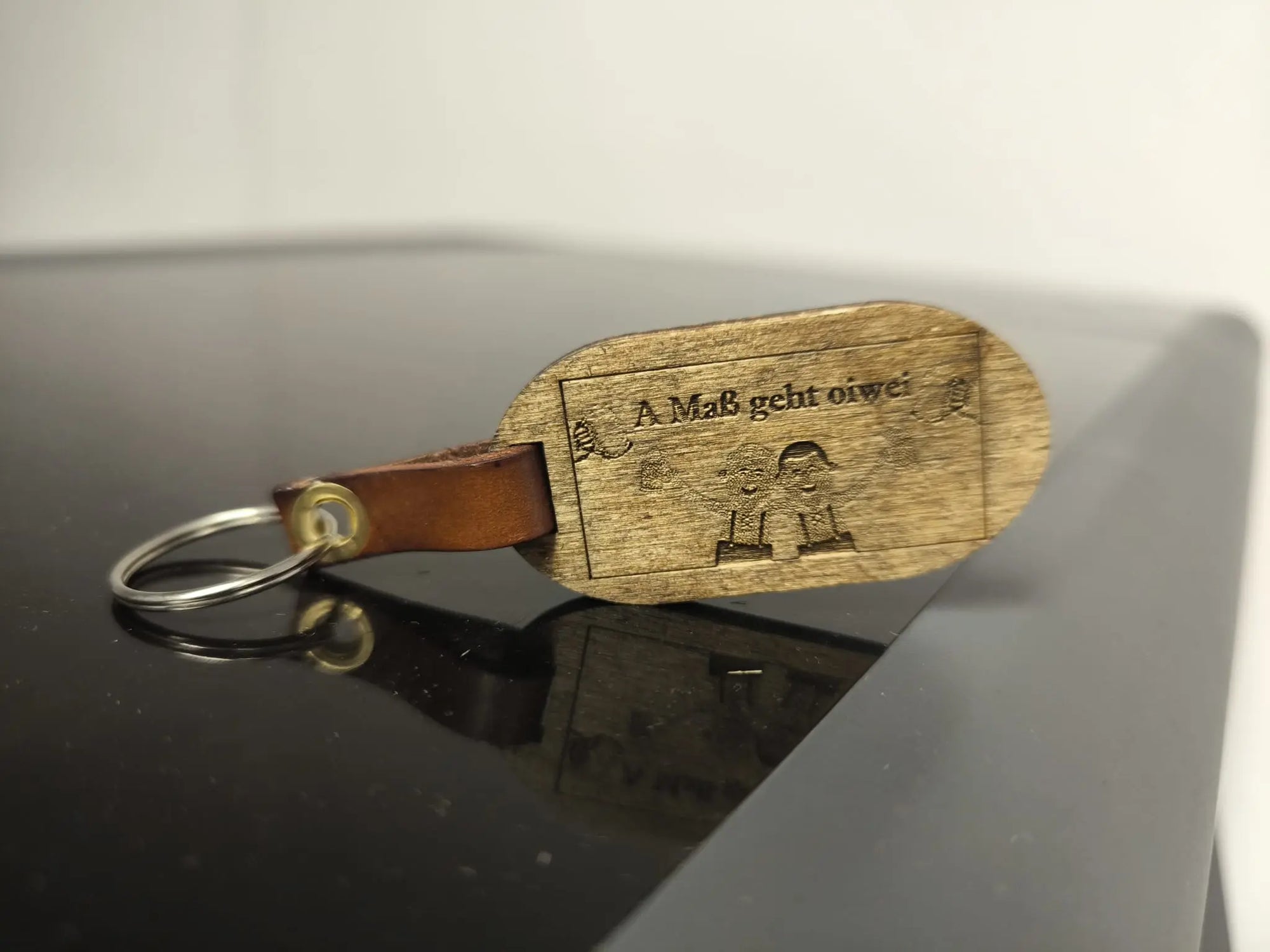 Holzschlüsselanhänger Maß Bier – Gravur ‚A Maß geht oiwei‘ aus Pappelsperrholz