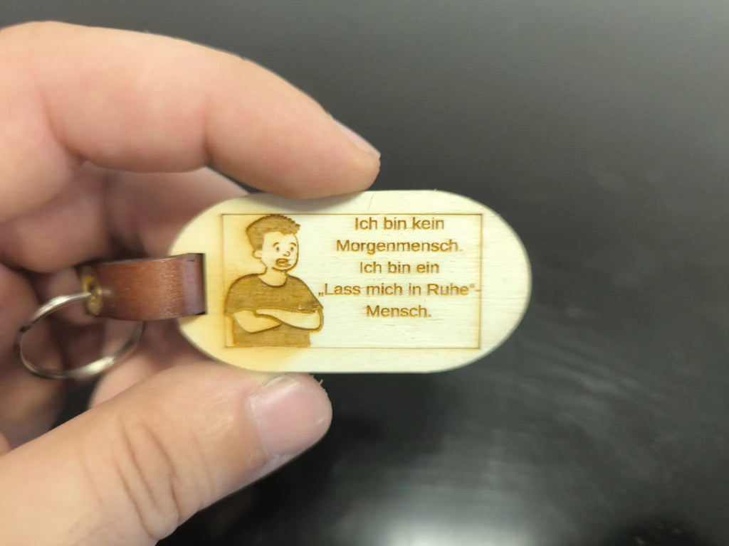 Holzschlüsselanhänger Morgenmuffel – Gravur ‚Ich bin kein Morgenmensch‘ aus Pappelsperrholz