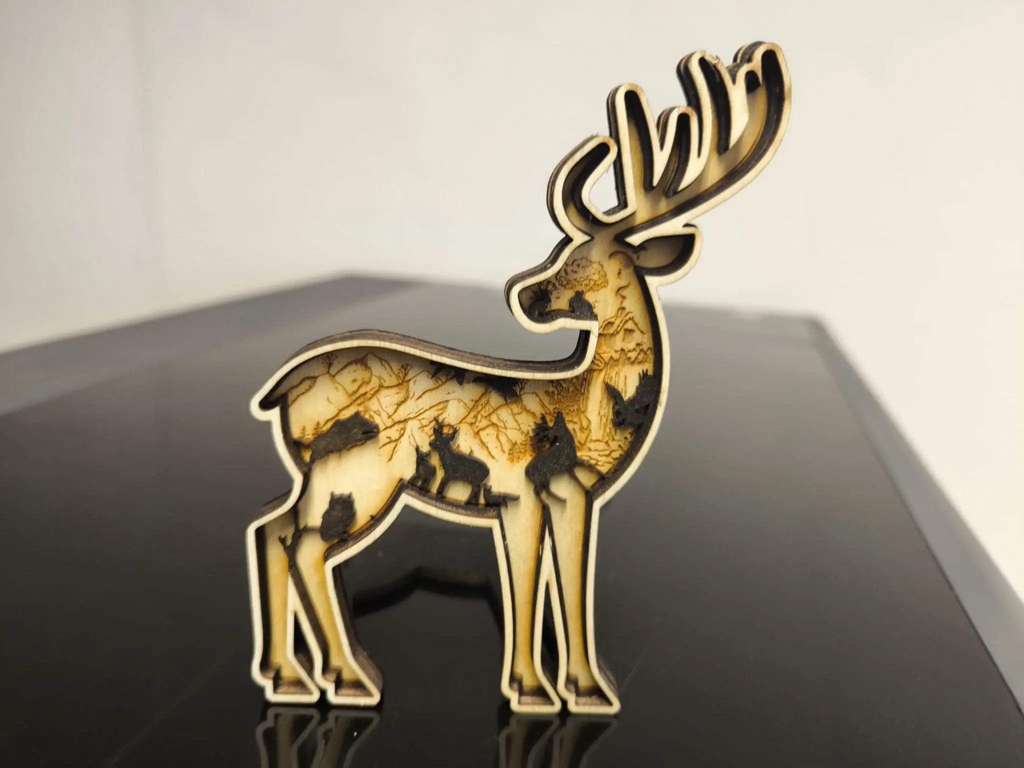 Layered Holzdeko Hirsch – 3D Gravur Deko Hirsch im Wald aus Pappelsperrholz