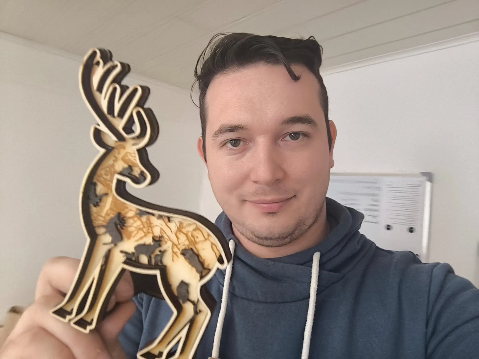 Layered Holzdeko Hirsch – 3D Gravur Deko Hirsch im Wald aus Pappelsperrholz