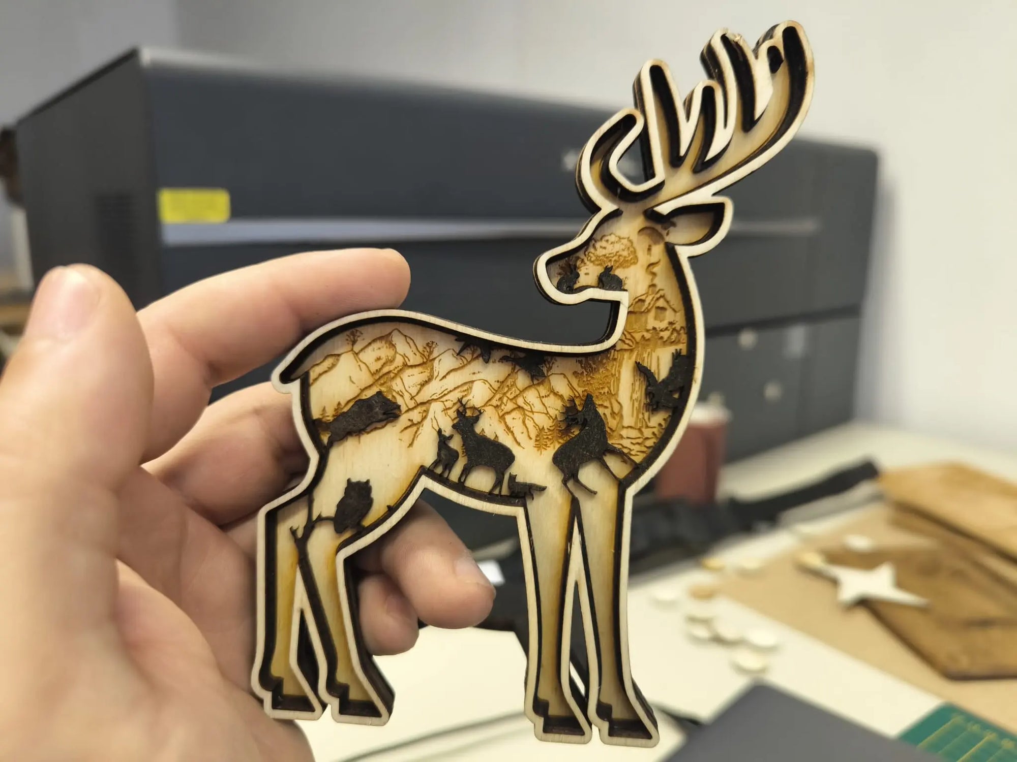 Layered Holzdeko Hirsch – 3D Gravur Deko Hirsch im Wald aus Pappelsperrholz