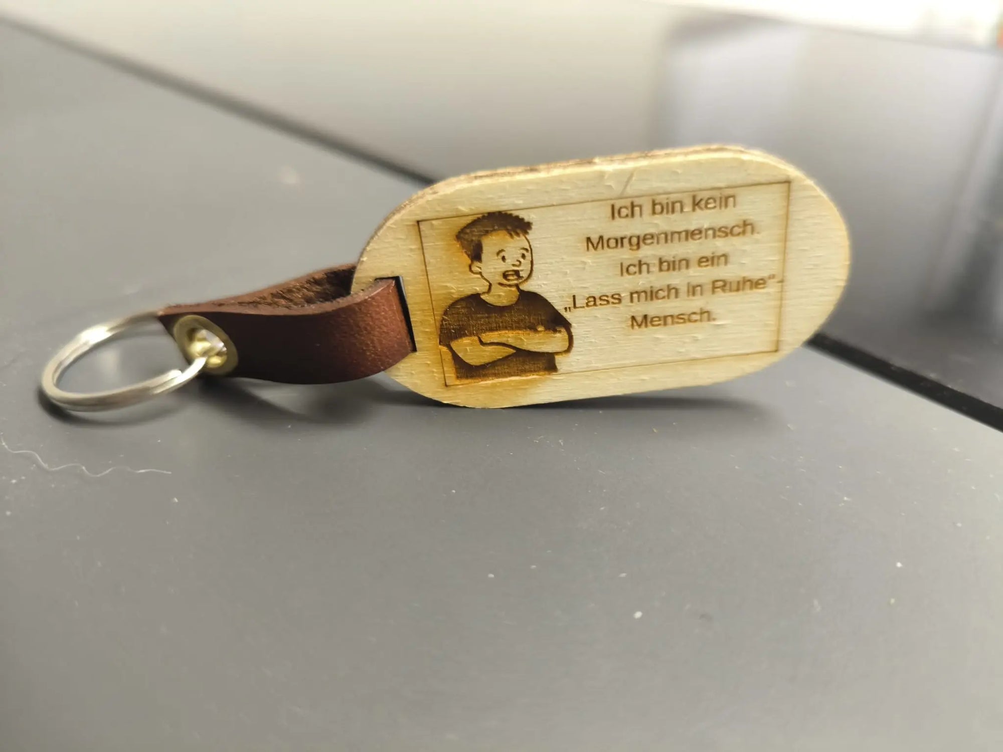 Holzschlüsselanhänger Morgenmuffel – Gravur ‚Ich bin kein Morgenmensch‘ aus Pappelsperrholz