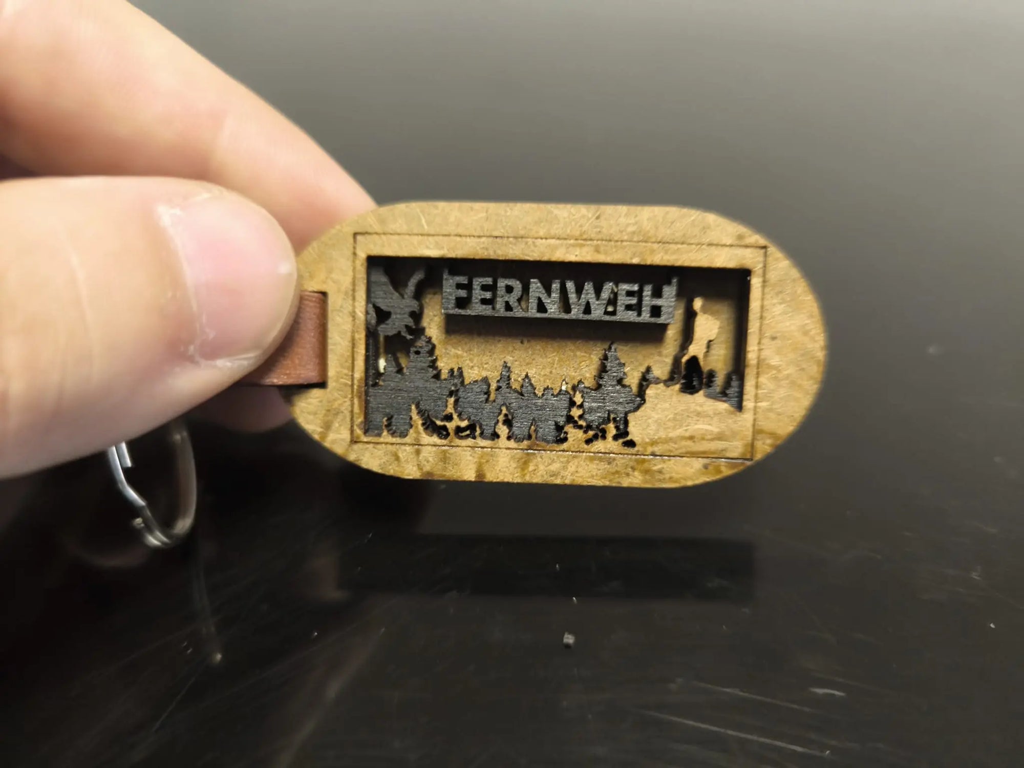 Layered Holzschlüsselanhänger Fernweh – Gravur & 3D Effekt aus Pappelsperrholz