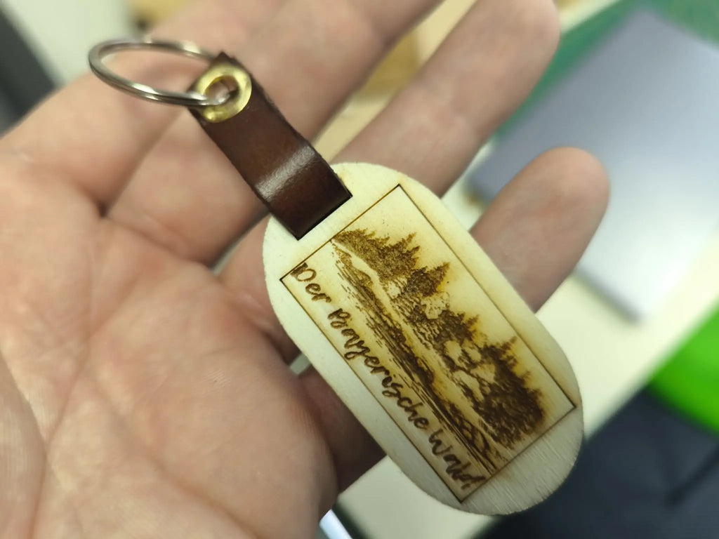 Holzschlüsselanhänger Bayerischer Wald – Gravur Landschaft aus Pappelsperrholz