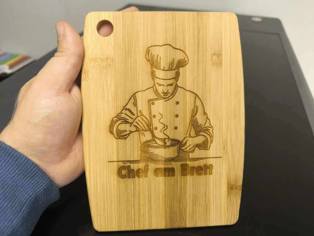 Graviertes Schneidebrett Chef am Brett – Bambusbrett mit Koch Gravur
