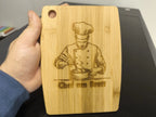 Graviertes Schneidebrett Chef am Brett – Bambusbrett mit Koch Gravur