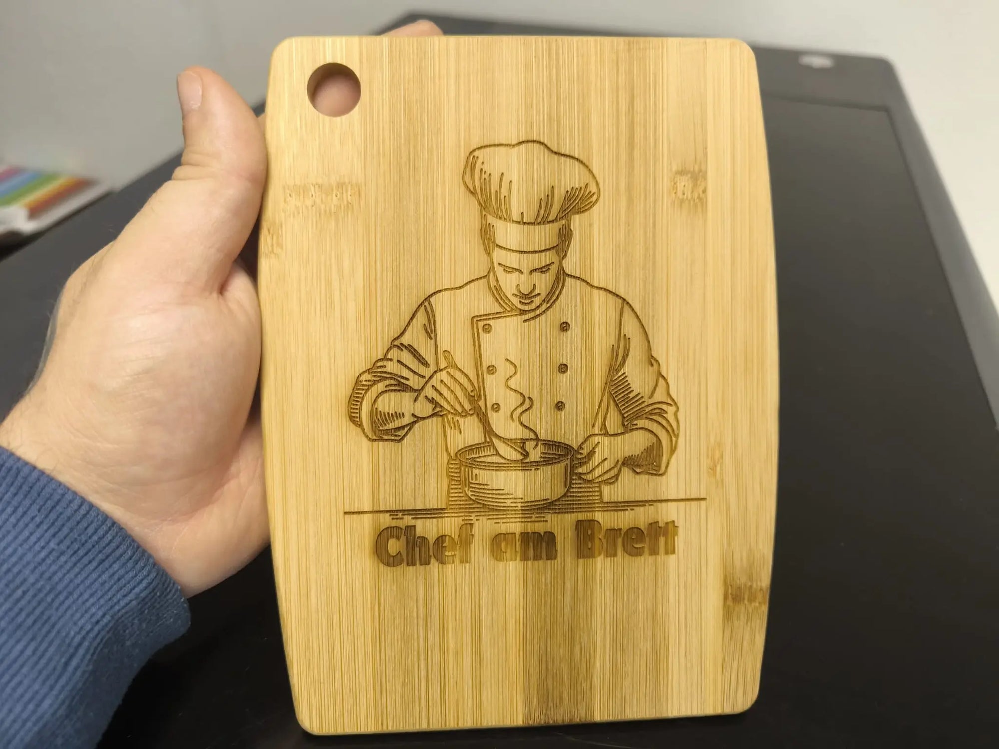 Graviertes Schneidebrett Chef am Brett – Bambusbrett mit Koch Gravur
