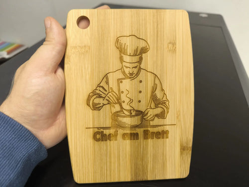 Graviertes Schneidebrett Chef am Brett – Bambusbrett mit Koch Gravur