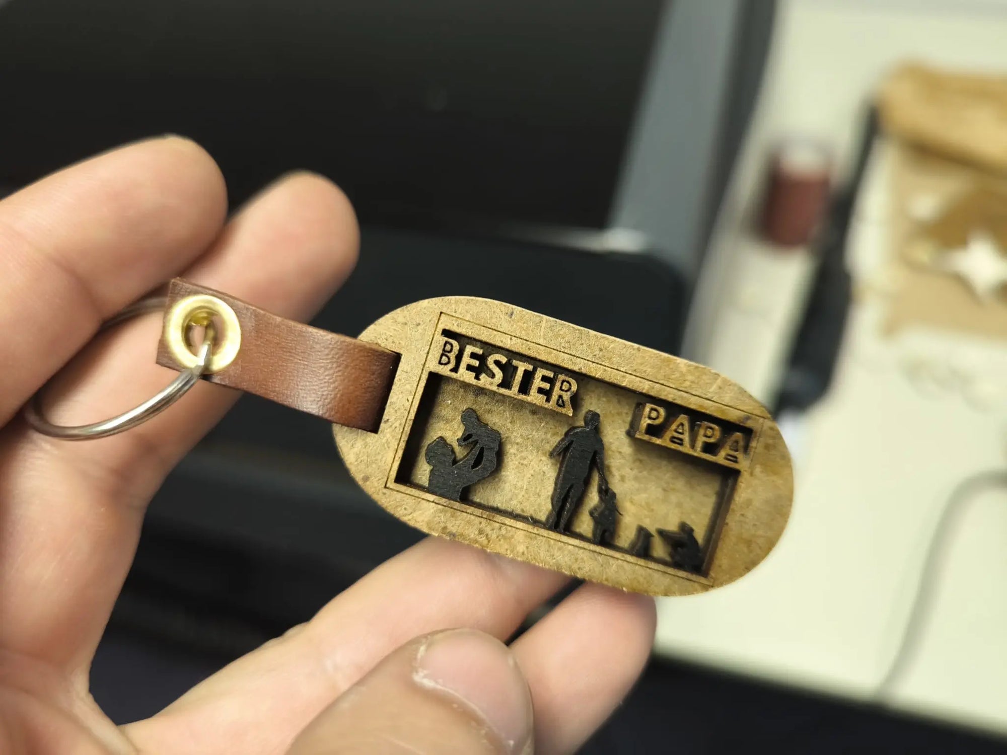 Layered Holzschlüsselanhänger Bester Papa – Gravur & 3D Effekt aus Pappelsperrholz